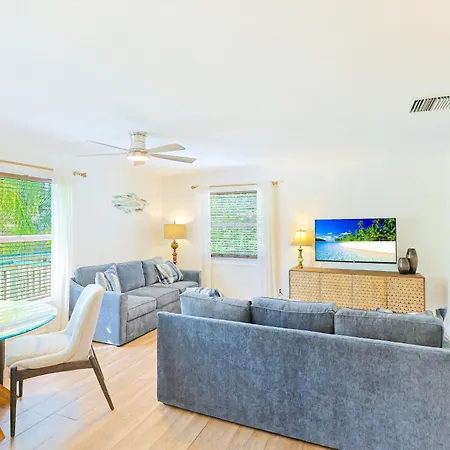 Newly Remodeled Apt! Key-West Victorian With Beach Access, To Siesta Key Beach!